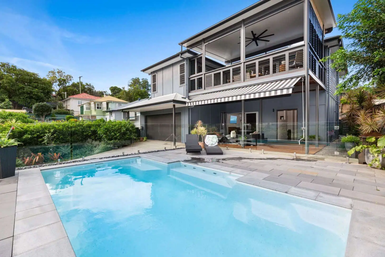 Family Home with a pool and balcony